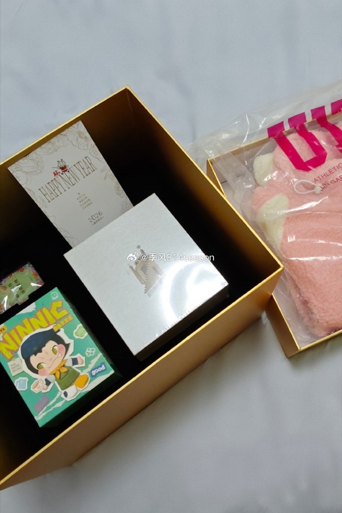 "Đập hộp" qu&agrave; Tết soi đẳng cấp sao Cbiz: Ti&ecirc;u Chiến - Triệu Lệ Dĩnh xa xỉ, Lộc H&agrave;m thế n&agrave;o m&agrave; bị b&agrave;n t&aacute;n- Ảnh 12.