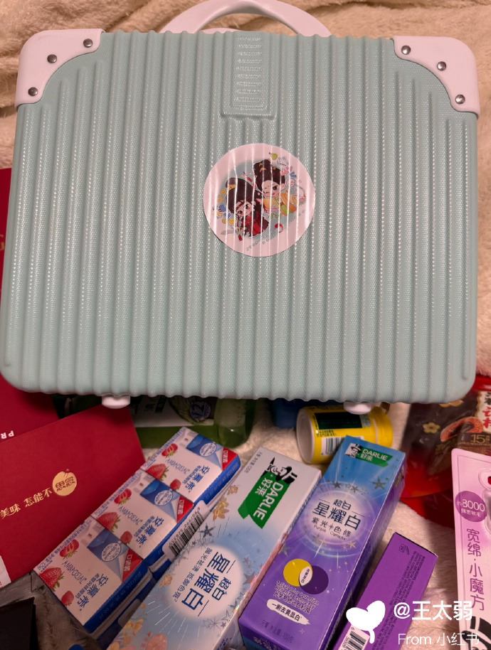 "Đập hộp" qu&agrave; Tết soi đẳng cấp sao Cbiz: Ti&ecirc;u Chiến - Triệu Lệ Dĩnh xa xỉ, Lộc H&agrave;m thế n&agrave;o m&agrave; bị b&agrave;n t&aacute;n- Ảnh 8.