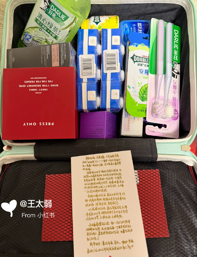 "Đập hộp" qu&agrave; Tết soi đẳng cấp sao Cbiz: Ti&ecirc;u Chiến - Triệu Lệ Dĩnh xa xỉ, Lộc H&agrave;m thế n&agrave;o m&agrave; bị b&agrave;n t&aacute;n- Ảnh 9.