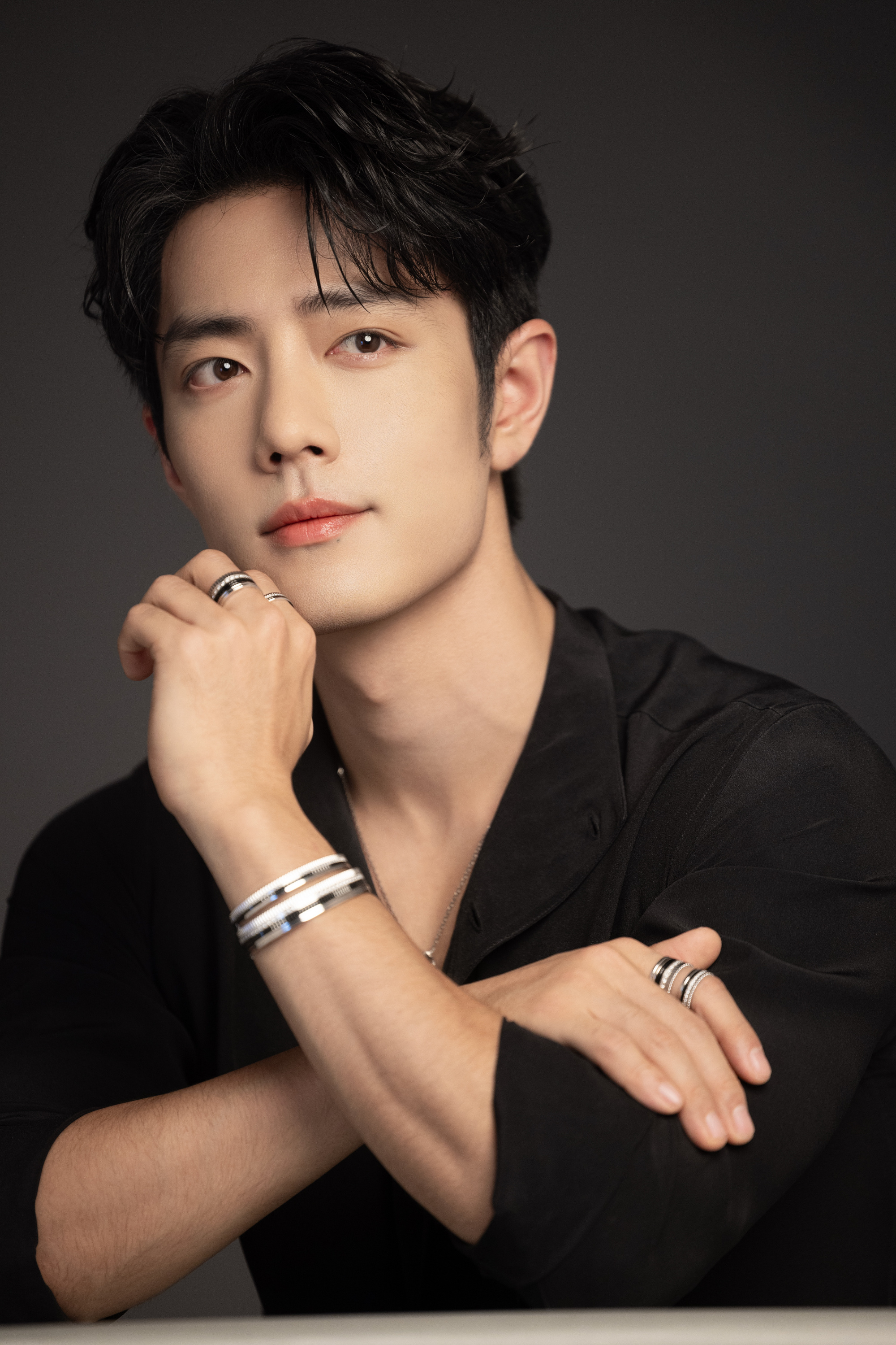 "Đập hộp" qu&agrave; Tết soi đẳng cấp sao Cbiz: Ti&ecirc;u Chiến - Triệu Lệ Dĩnh xa xỉ, Lộc H&agrave;m thế n&agrave;o m&agrave; bị b&agrave;n t&aacute;n- Ảnh 4.