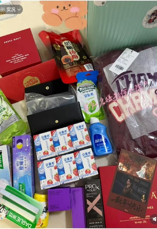 "Đập hộp" qu&agrave; Tết soi đẳng cấp sao Cbiz: Ti&ecirc;u Chiến - Triệu Lệ Dĩnh xa xỉ, Lộc H&agrave;m thế n&agrave;o m&agrave; bị b&agrave;n t&aacute;n- Ảnh 10.