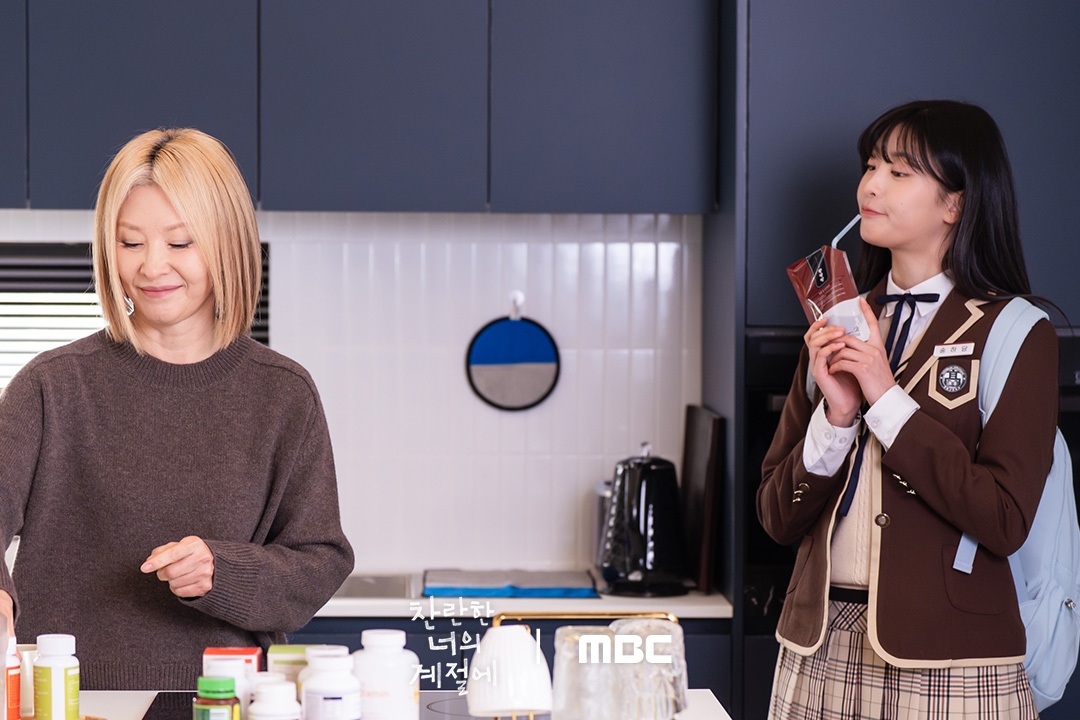 Th&iacute;ch ngắm g&aacute;i xinh th&igrave; cứ phim H&agrave;n n&agrave;y m&agrave; chiến: Nữ ch&iacute;nh chuẩn c&agrave;nh v&agrave;ng l&aacute; ngọc, nữ phụ cũng đẹp đi&ecirc;n cả người- Ảnh 9.