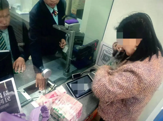 Người phụ nữ r&uacute;t gần 9 tỷ đồng tiền tiết kiệm để l&agrave;m đ&aacute;m cưới cho ch&aacute;u trai, nh&acirc;n vi&ecirc;n ng&acirc;n h&agrave;ng b&iacute; mật b&aacute;o cảnh s&aacute;t: "Ch&aacute;u b&agrave; khẳng định chưa c&oacute; bạn g&aacute;i"- Ảnh 1.