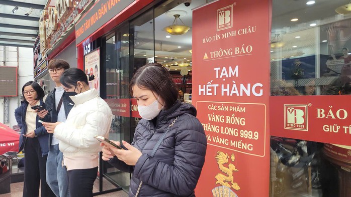 Đổ x&ocirc; xếp h&agrave;ng mua v&agrave;ng, bạc- Ảnh 1.