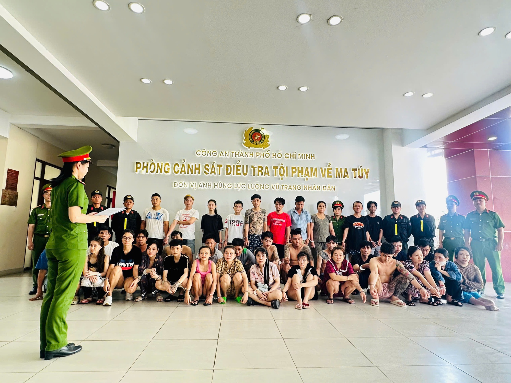 H&igrave;nh ảnh trinh s&aacute;t C&ocirc;ng an TPHCM ập v&agrave;o s&agrave;o huyệt của đầu nậu ma tu&yacute;- Ảnh 4.