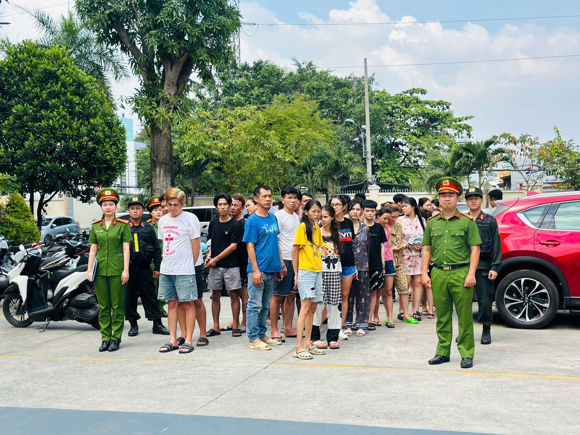 H&igrave;nh ảnh trinh s&aacute;t C&ocirc;ng an TPHCM ập v&agrave;o s&agrave;o huyệt của đầu nậu ma tu&yacute;- Ảnh 2.