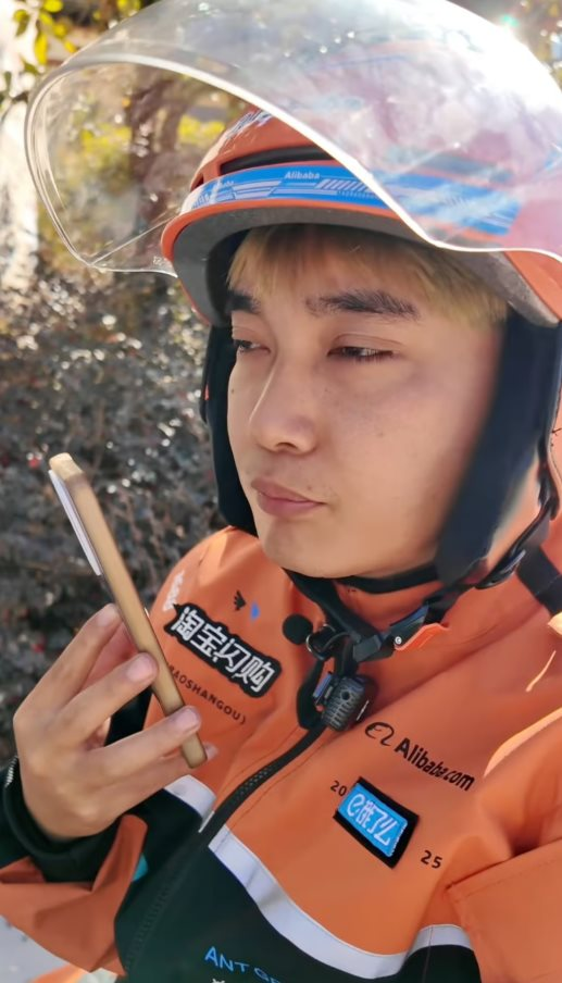 Shipper c&ocirc; đơn nhất Trung Quốc: 24 tuổi chạy 200 đơn/ng&agrave;y, một m&igrave;nh g&aacute;nh cả v&ugrave;ng viễn bi&ecirc;n, thu nhập vượt xa đồng nghiệp- Ảnh 4.