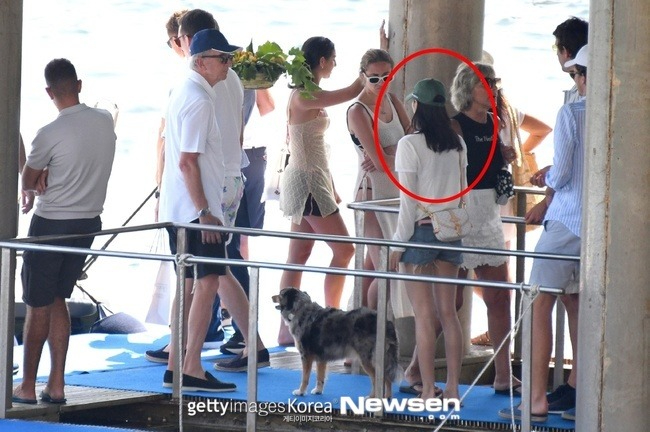 Lisa (BLACKPINK) v&agrave; bạn trai tỷ ph&uacute; tung tăng v&agrave;o kh&aacute;ch sạn, sắp c&oacute; đ&aacute;m cưới đẹp nhất thế giới?- Ảnh 4.