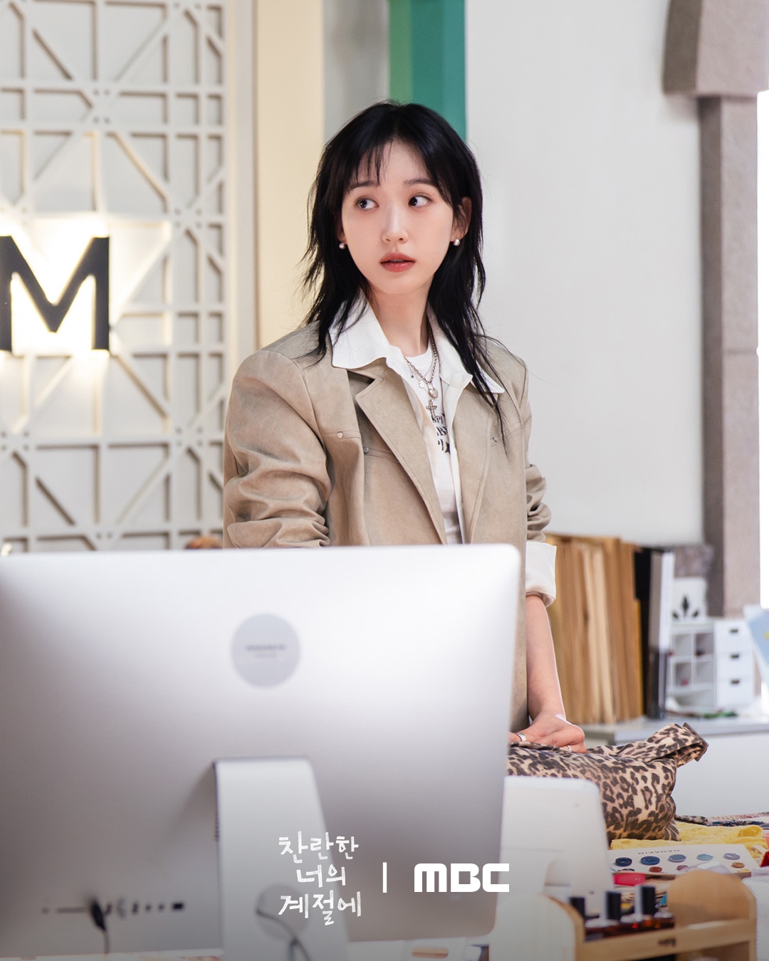 Th&iacute;ch ngắm g&aacute;i xinh th&igrave; cứ phim H&agrave;n n&agrave;y m&agrave; chiến: Nữ ch&iacute;nh chuẩn c&agrave;nh v&agrave;ng l&aacute; ngọc, nữ phụ cũng đẹp đi&ecirc;n cả người- Ảnh 8.