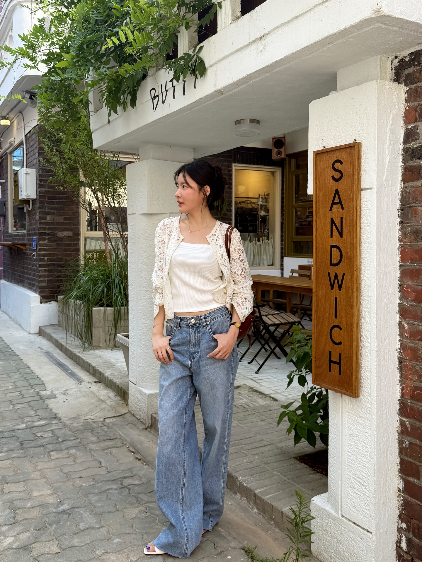 Phụ nữ H&agrave;n mặc quần jeans ống rộng rất đẹp với 5 c&ocirc;ng thức- Ảnh 5.