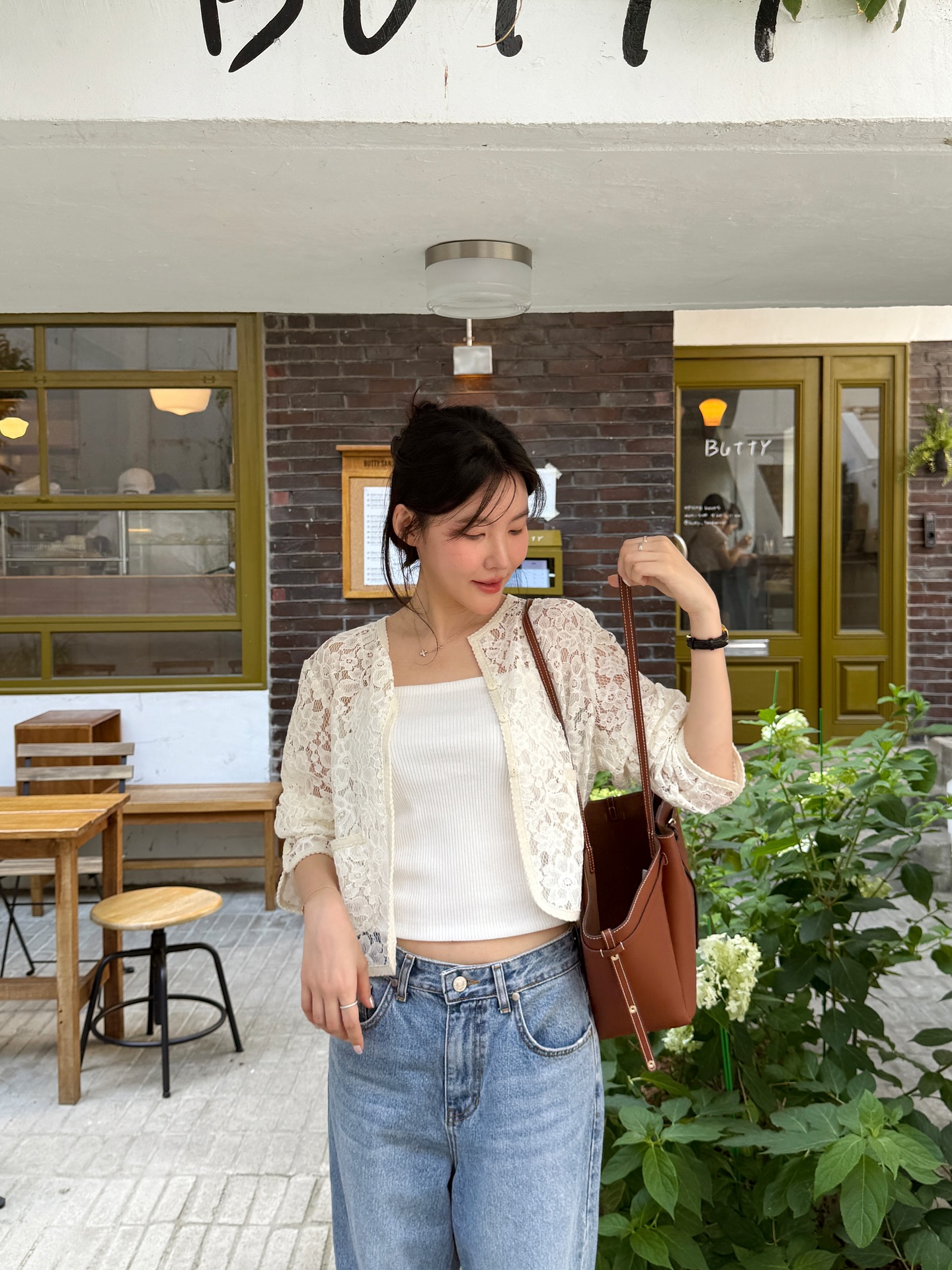 Phụ nữ H&agrave;n mặc quần jeans ống rộng rất đẹp với 5 c&ocirc;ng thức- Ảnh 4.