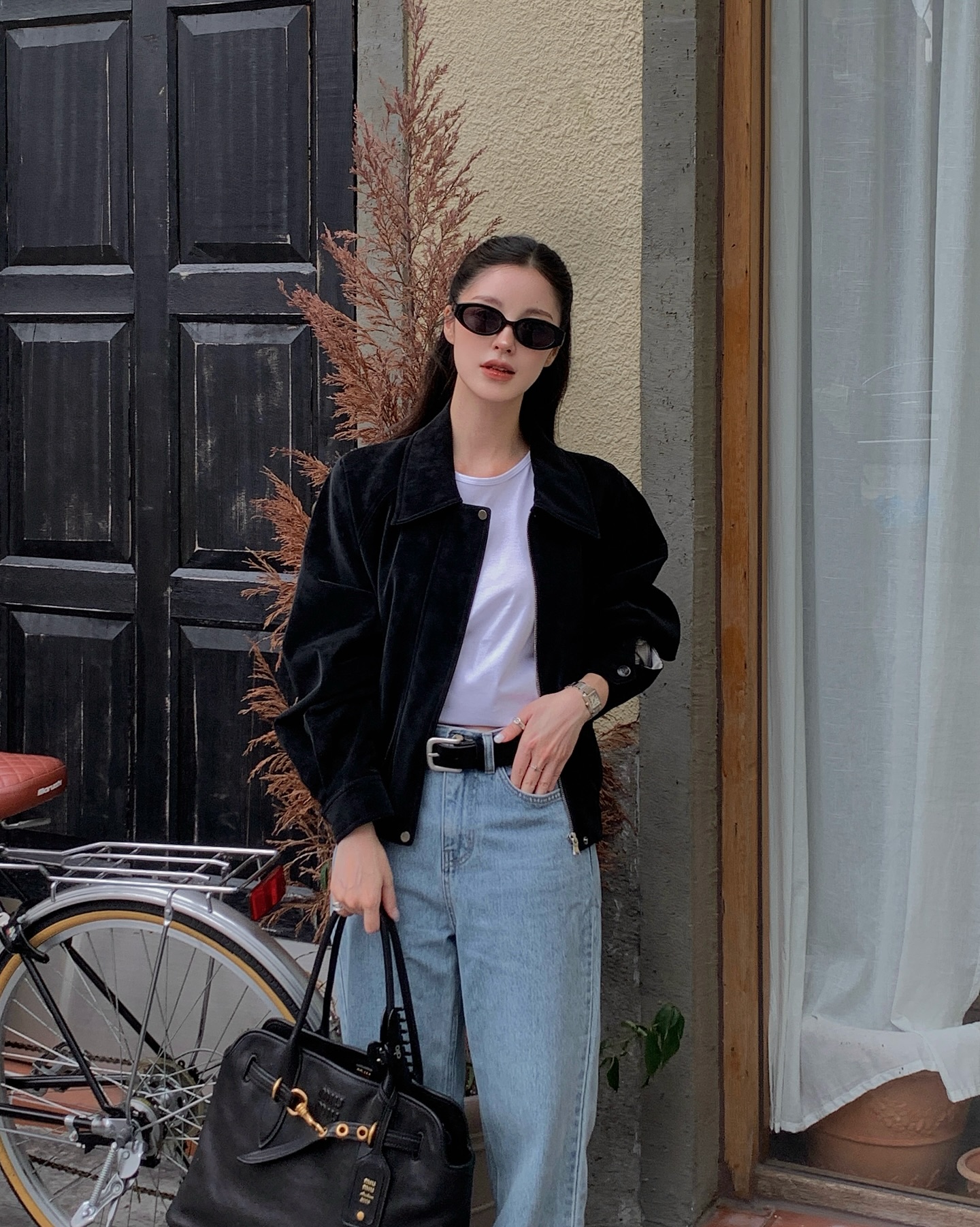 Phụ nữ H&agrave;n mặc quần jeans ống rộng rất đẹp với 5 c&ocirc;ng thức- Ảnh 7.