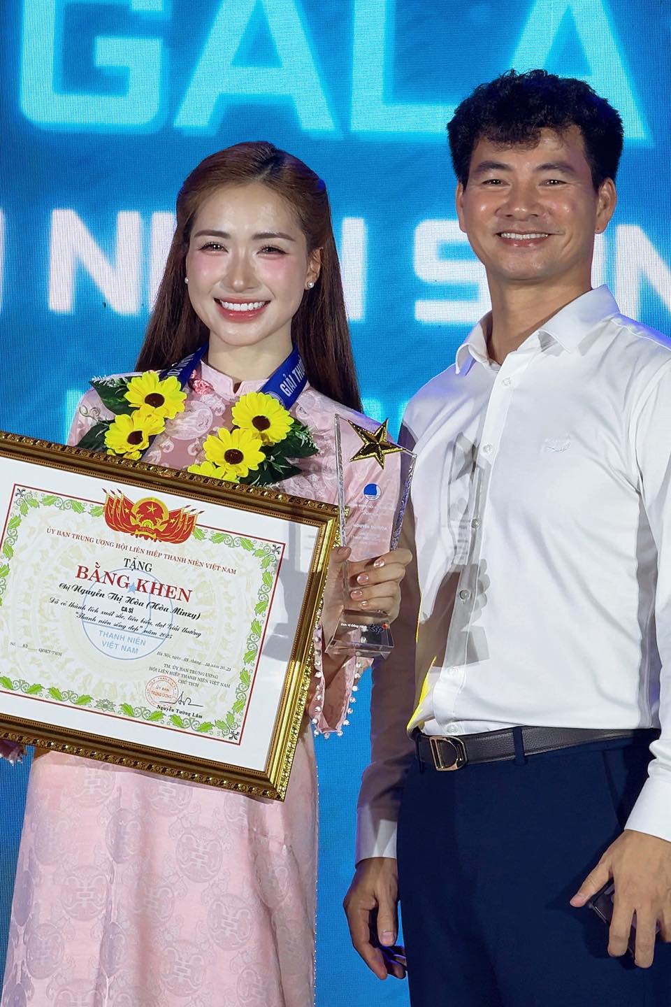 Nữ ca sĩ được Bộ VH-TT-DL vinh danh: Tổ chức fan-concert 8000 người, cả d&agrave;n sao hạng A g&oacute;p vui- Ảnh 20.