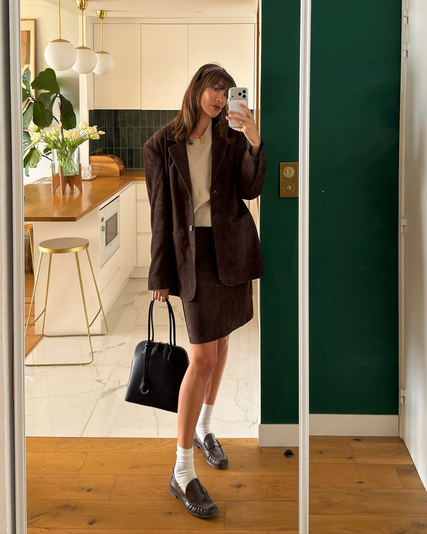 Thế n&agrave;o l&agrave; đỉnh cao mặc ch&acirc;n v&aacute;y ngắn: Phụ nữ Ph&aacute;p gợi &yacute; 5 c&aacute;ch diện đơn giản m&agrave; đẹp long lanh- Ảnh 2.