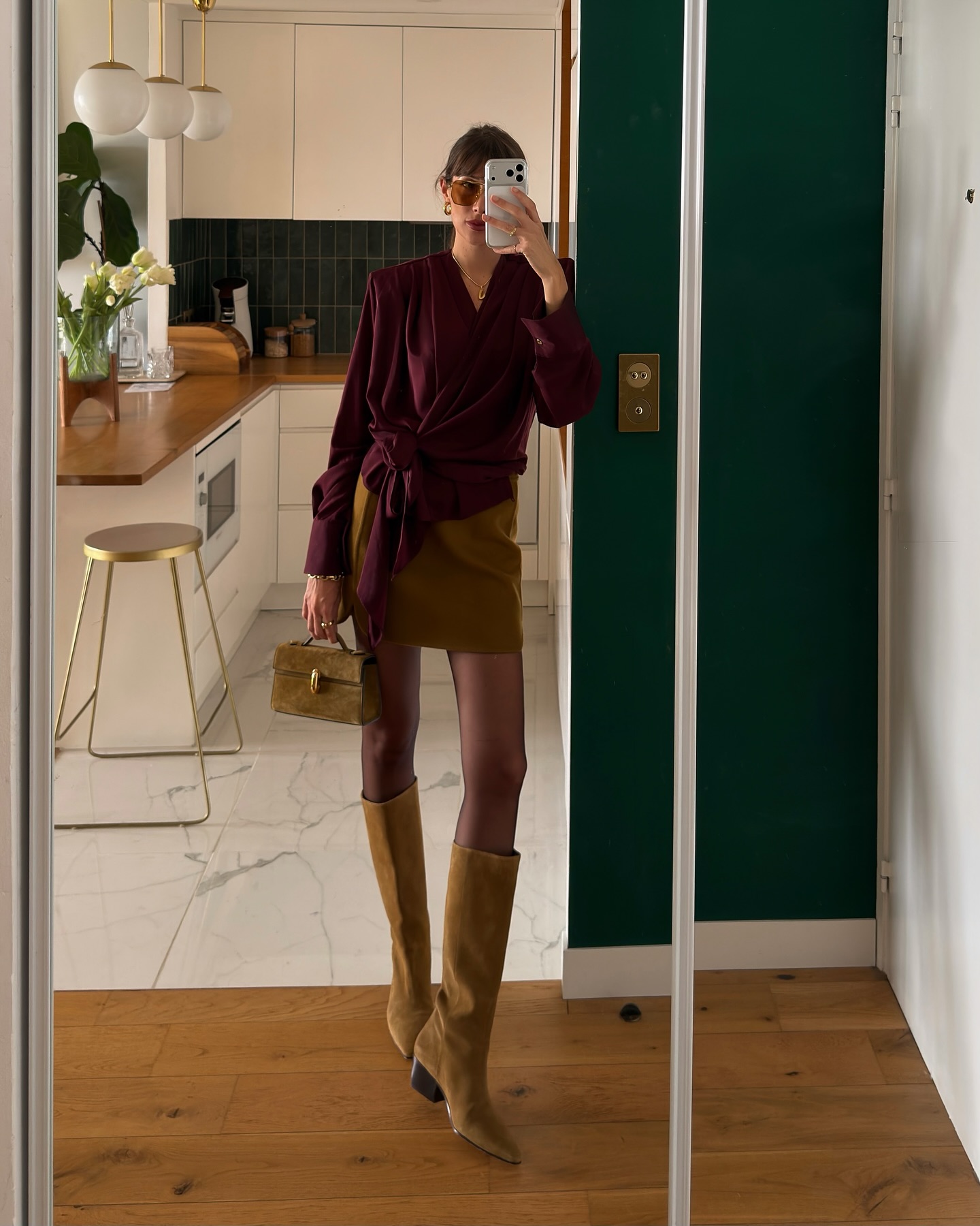 Thế n&agrave;o l&agrave; đỉnh cao mặc ch&acirc;n v&aacute;y ngắn: Phụ nữ Ph&aacute;p gợi &yacute; 5 c&aacute;ch diện đơn giản m&agrave; đẹp long lanh- Ảnh 4.