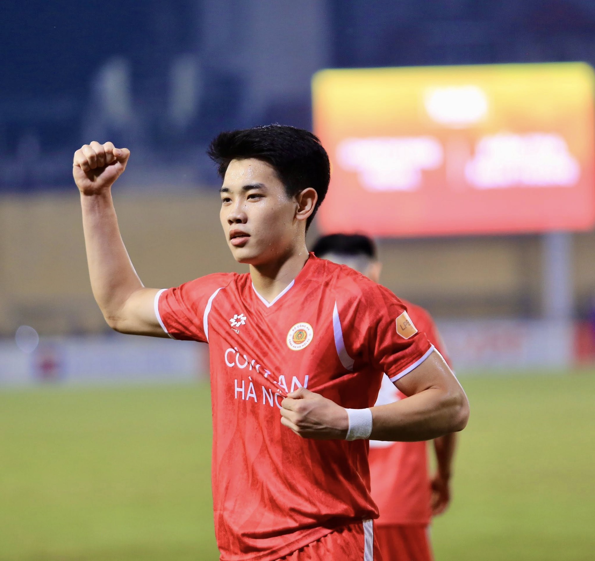 Đ&igrave;nh Bắc ho&aacute; ca sĩ, giọng h&aacute;t đến visual kh&ocirc;ng chịu thua 