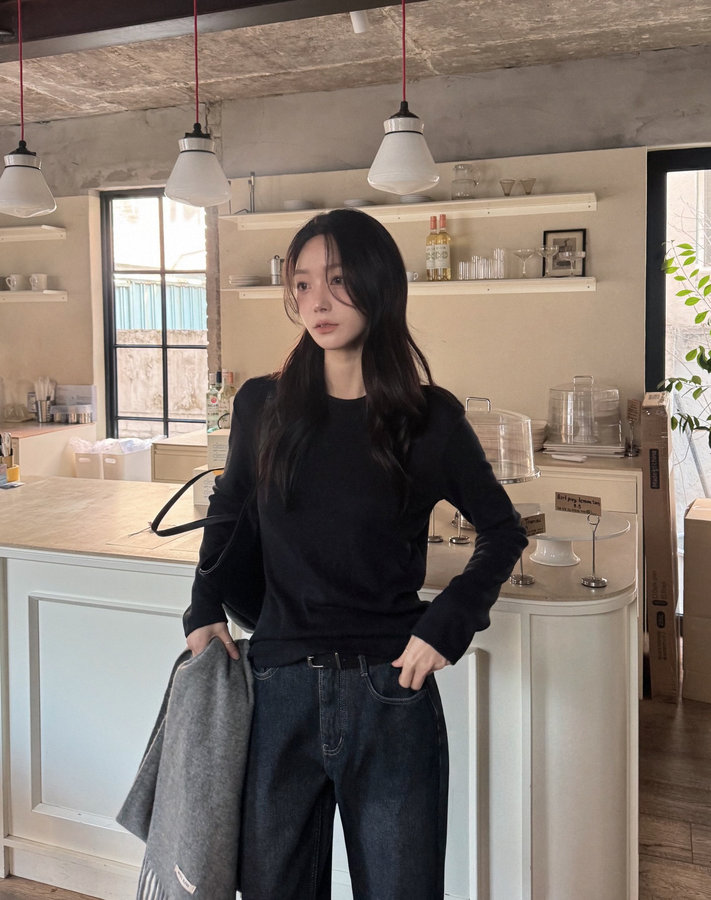 Phụ nữ H&agrave;n mặc quần jeans ống rộng rất đẹp với 5 c&ocirc;ng thức- Ảnh 3.