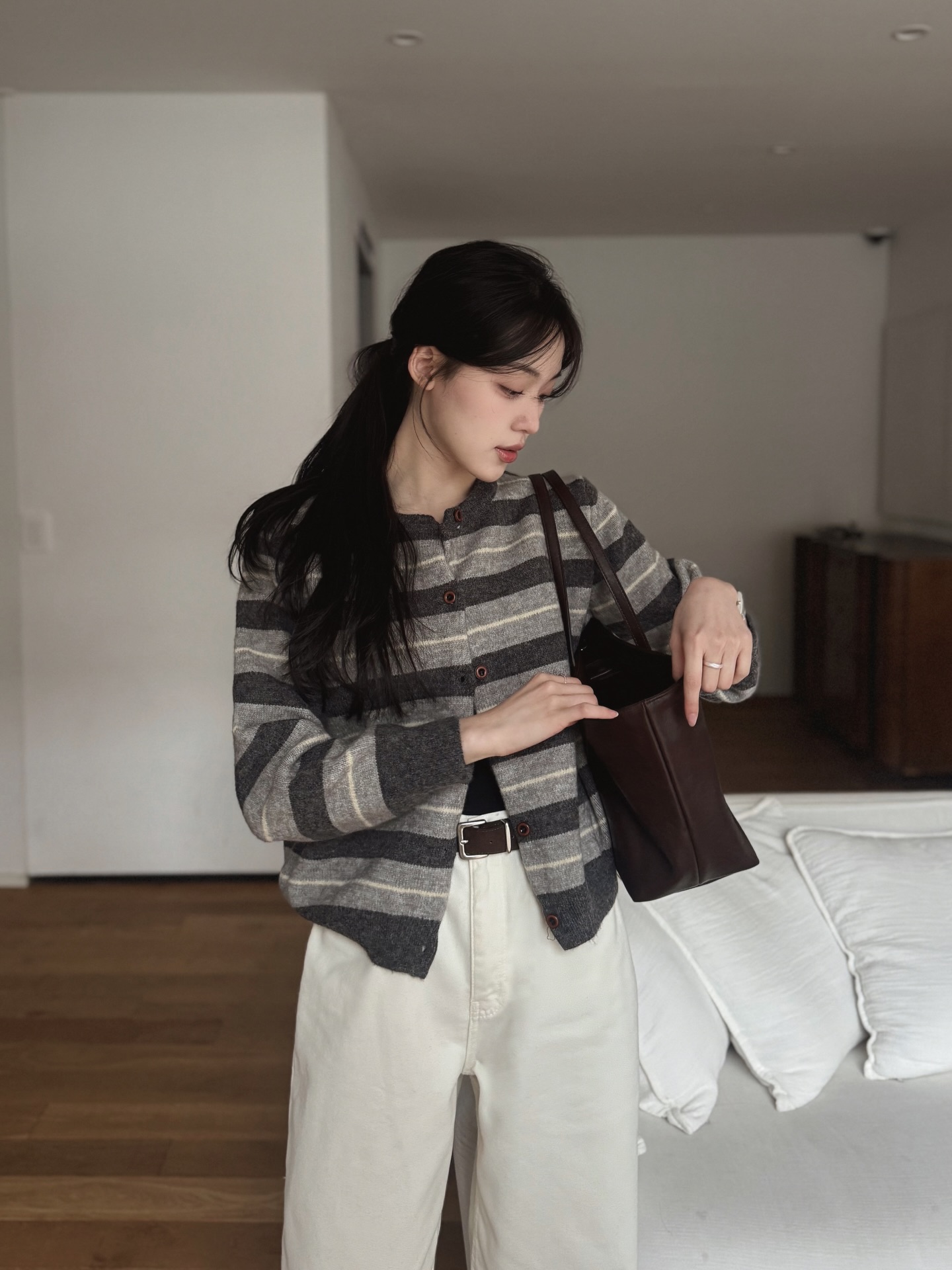 Phụ nữ H&agrave;n mặc quần jeans ống rộng rất đẹp với 5 c&ocirc;ng thức- Ảnh 9.