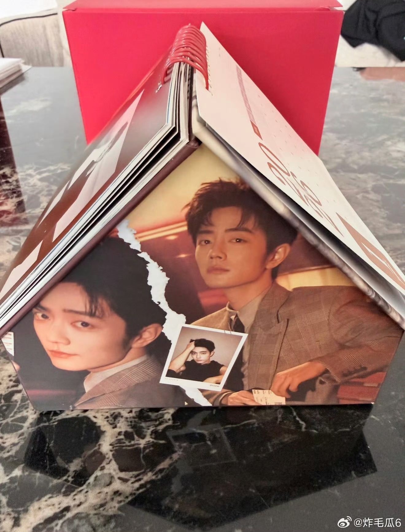 "Đập hộp" qu&agrave; Tết soi đẳng cấp sao Cbiz: Ti&ecirc;u Chiến - Triệu Lệ Dĩnh xa xỉ, Lộc H&agrave;m thế n&agrave;o m&agrave; bị b&agrave;n t&aacute;n- Ảnh 3.