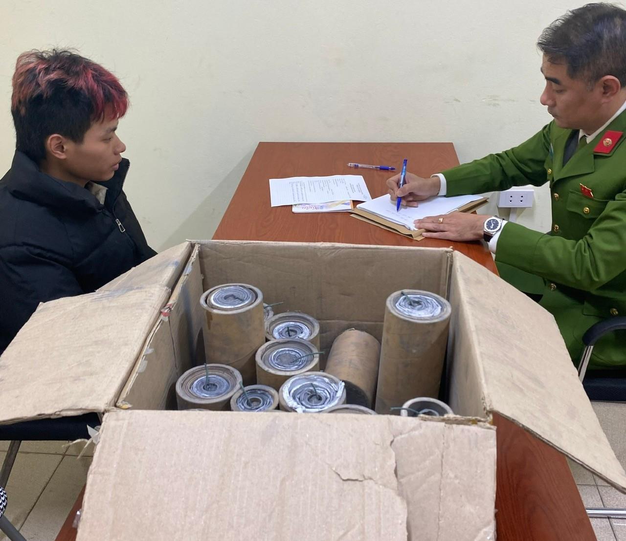 Phát hiện thanh niên SN 2008 ôm hộp carton khả nghi ngồi đầu ngõ, công an lập tức kiểm tra hé lộ nhiều khối hình trụ bí ẩn- Ảnh 1.