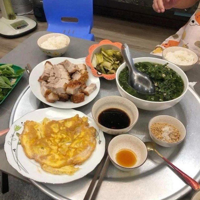 M&acirc;m cơm dậy s&oacute;ng MXH: Chỉ 1 c&aacute;i liếc của mẹ chồng, n&agrave;ng d&acirc;u ngơ ngẩn kh&ocirc;ng biết m&igrave;nh sai ở đ&acirc;u- Ảnh 1.