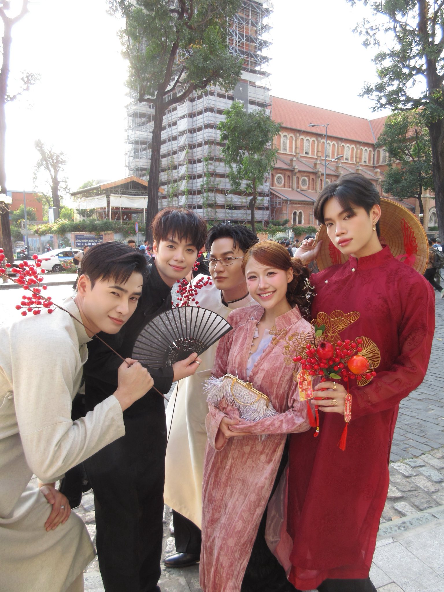 Uyển &Acirc;n hứng chỉ tr&iacute;ch v&igrave; chụp ảnh Tết c&ugrave;ng kiểu &aacute;o d&agrave;i c&aacute;ch t&acirc;n g&acirc;y tranh c&atilde;i- Ảnh 1.