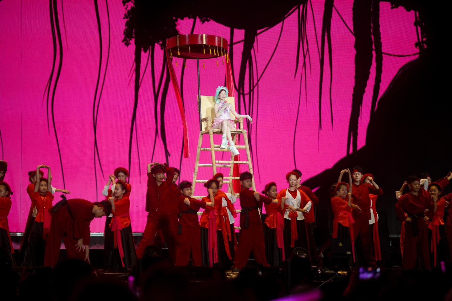 Nữ ca sĩ được Bộ VH-TT-DL vinh danh: Tổ chức fan-concert 8000 người, cả d&agrave;n sao hạng A g&oacute;p vui- Ảnh 3.