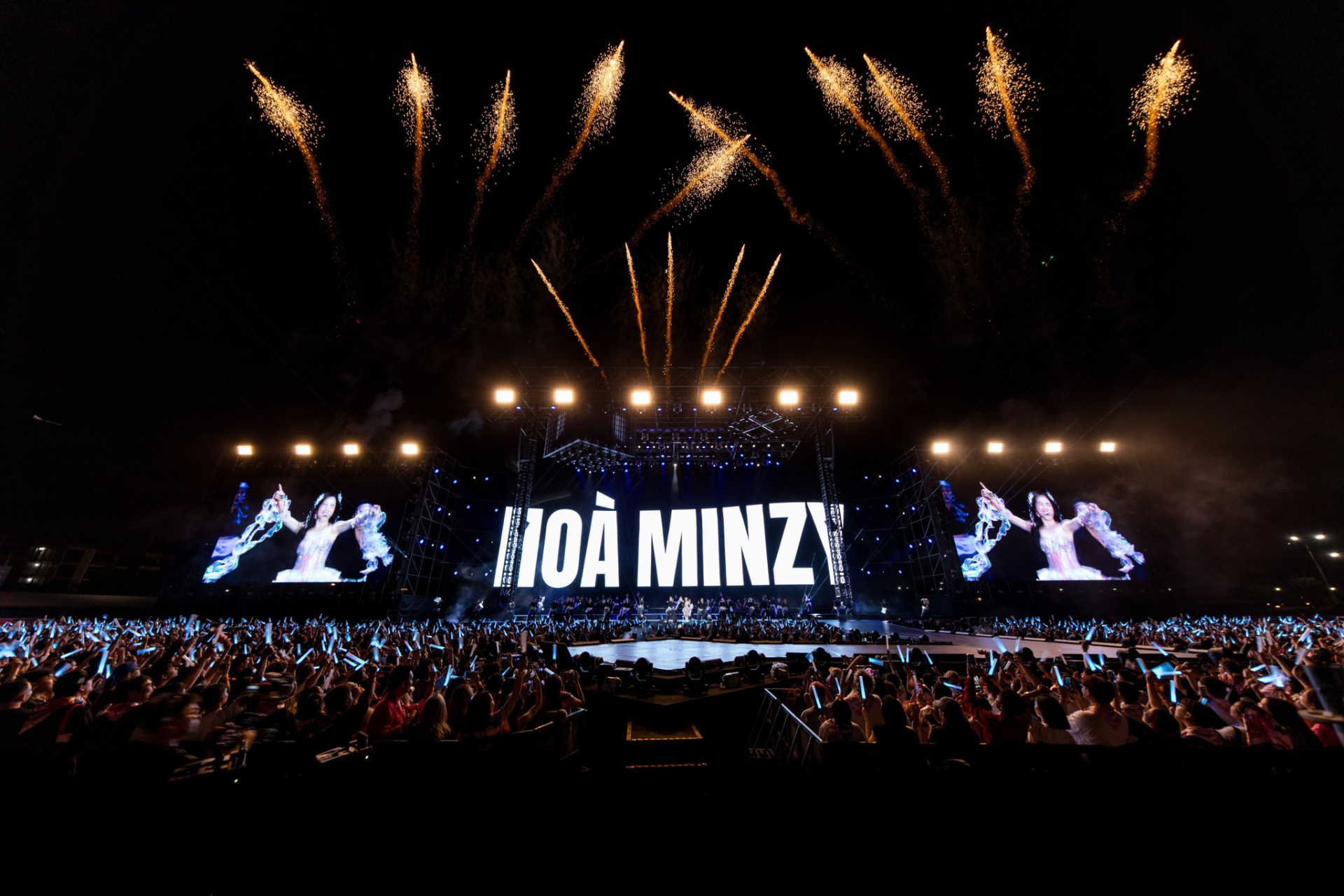 Nữ ca sĩ được Bộ VH-TT-DL vinh danh: Tổ chức fan-concert 8000 người, cả d&agrave;n sao hạng A g&oacute;p vui- Ảnh 2.