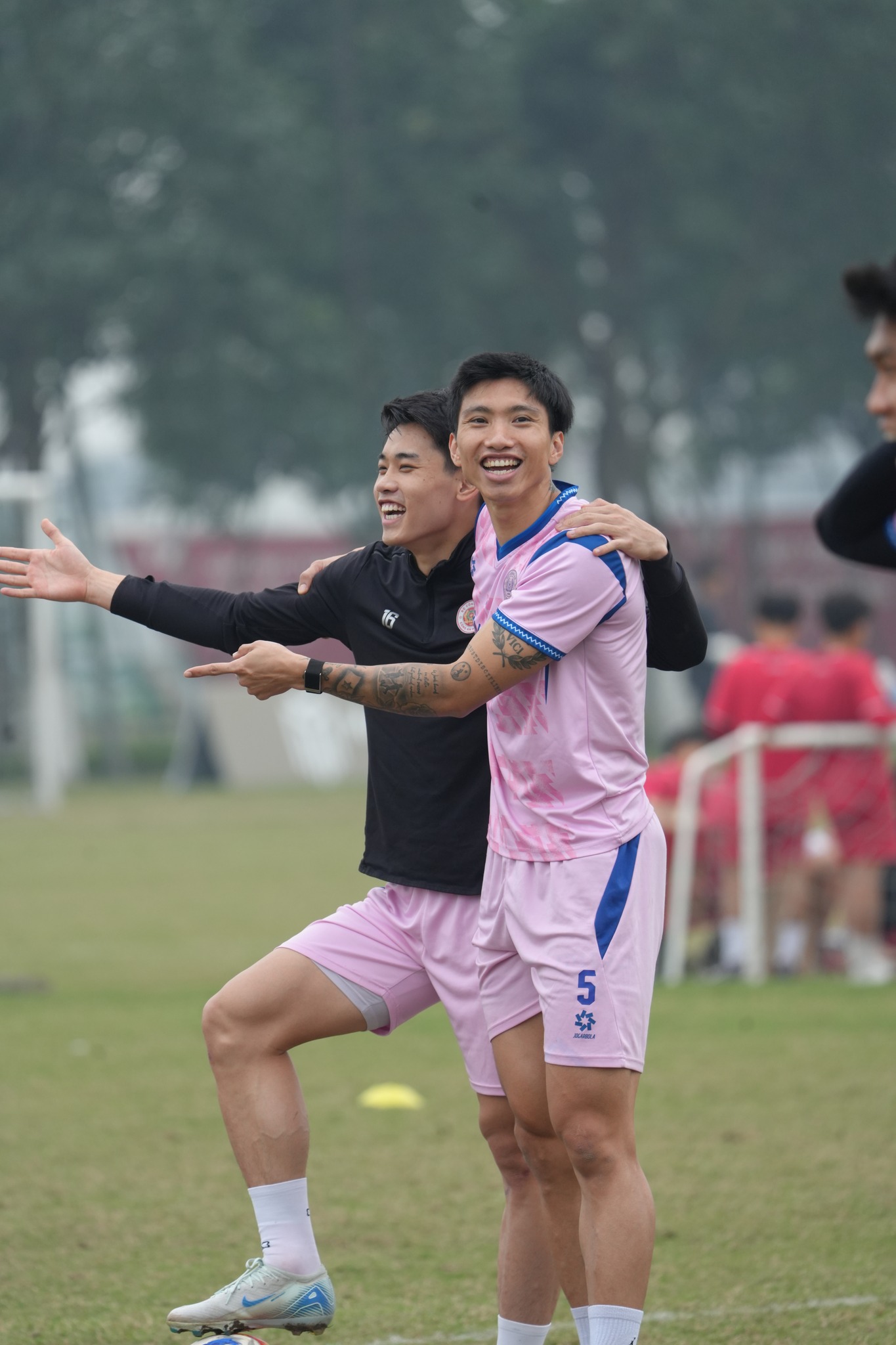 Một khoảnh khắc g&acirc;y ch&uacute; &yacute; của Đ&igrave;nh Bắc v&agrave; Văn Hậu- Ảnh 1.