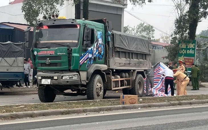 C&aacute;n bộ CSGT tử vong sau c&uacute; t&ocirc;ng của xe ben ở Th&aacute;i Nguy&ecirc;n: Camera h&eacute; lộ nguy&ecirc;n nh&acirc;n- Ảnh 2.