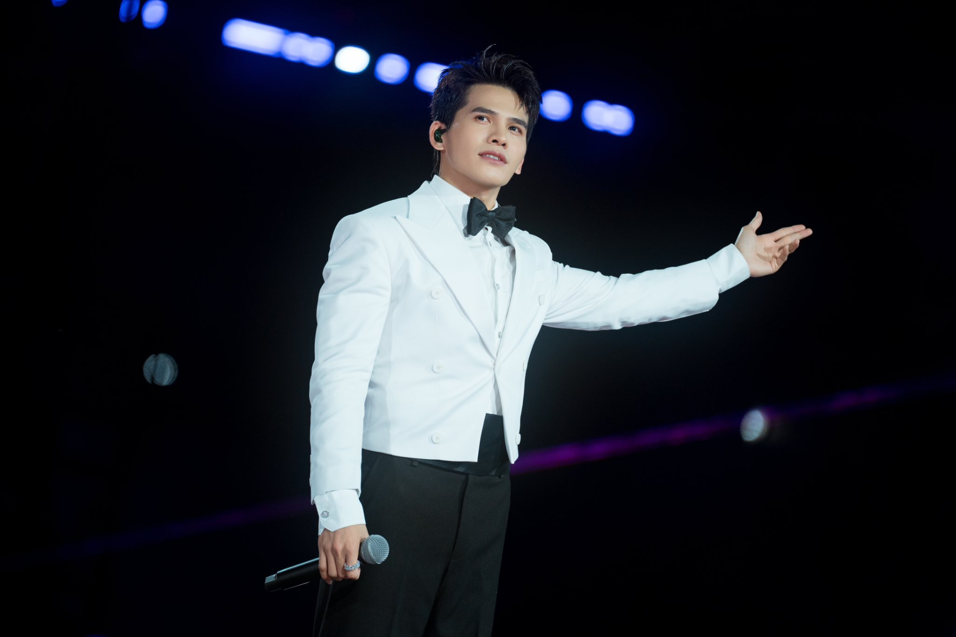 Nữ ca sĩ được Bộ VH-TT-DL vinh danh: Tổ chức fan-concert 8000 người, cả d&agrave;n sao hạng A g&oacute;p vui- Ảnh 15.