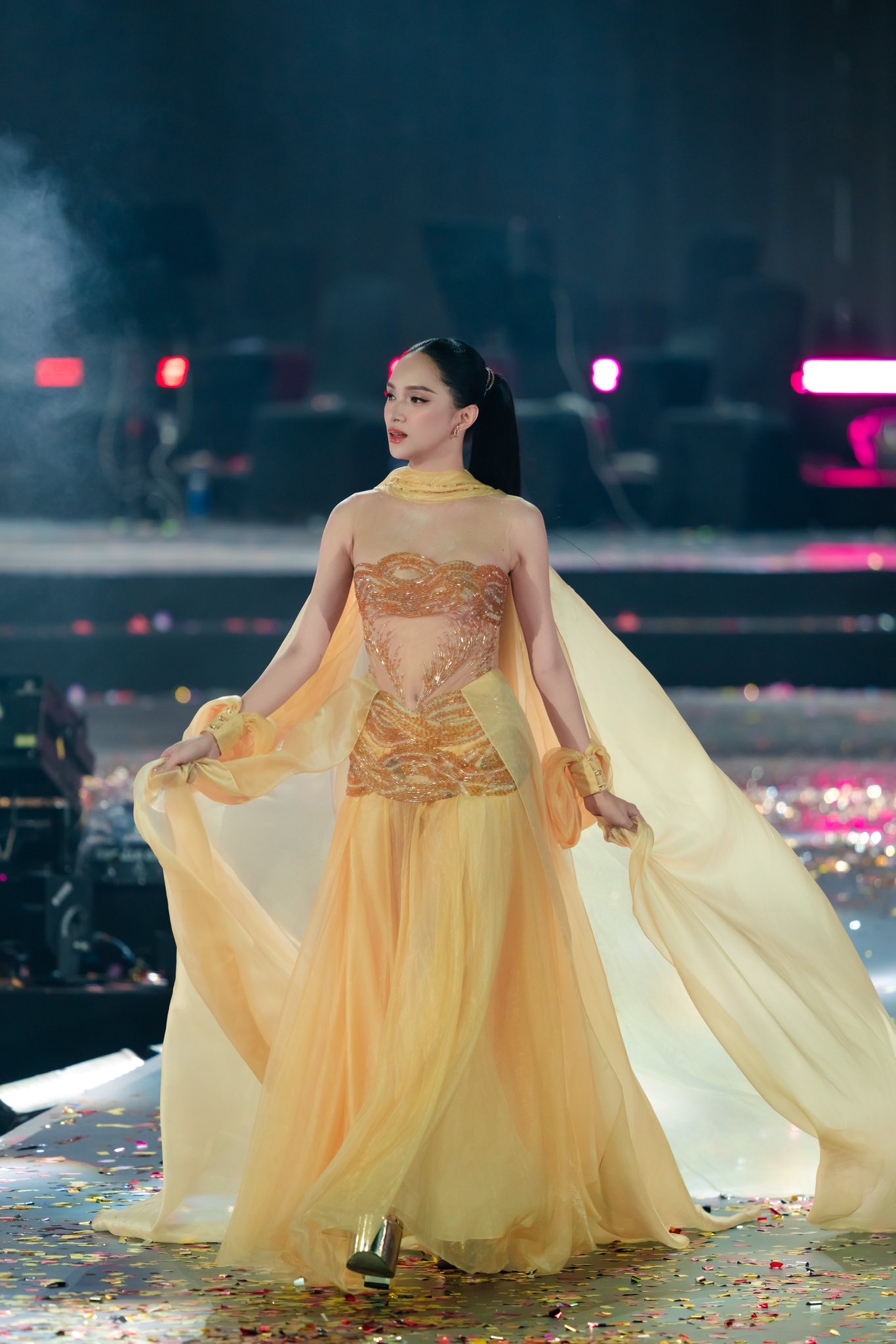 Nữ ca sĩ được Bộ VH-TT-DL vinh danh: Tổ chức fan-concert 8000 người, cả d&agrave;n sao hạng A g&oacute;p vui- Ảnh 16.