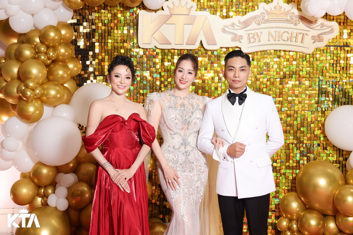 Gia đình Khánh Thi - Phan Hiển gây 