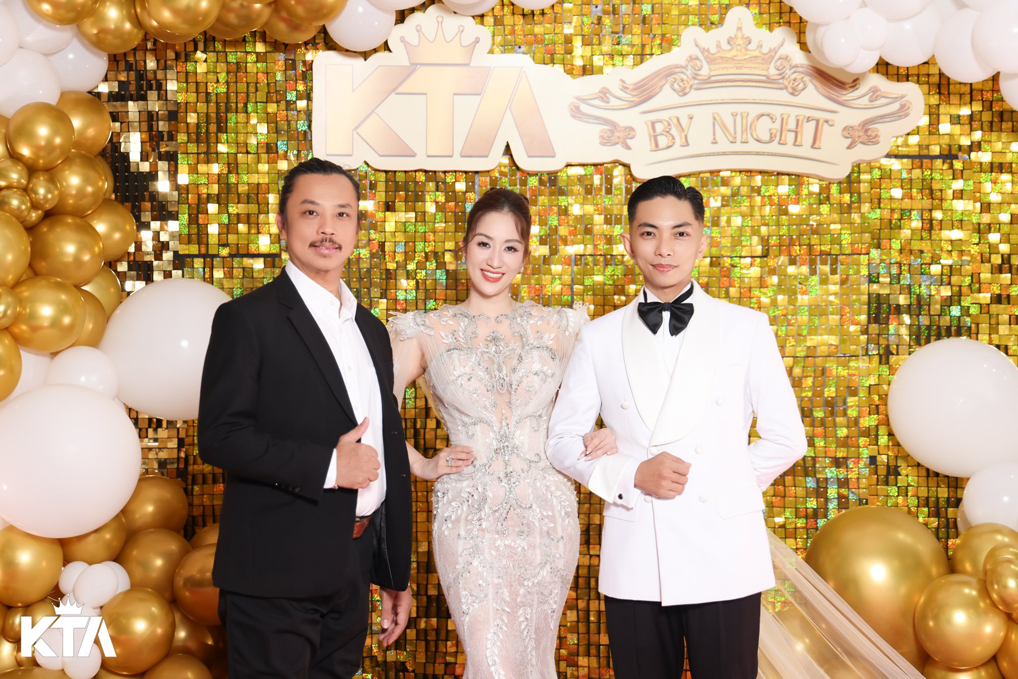 Gia đình Khánh Thi - Phan Hiển gây 