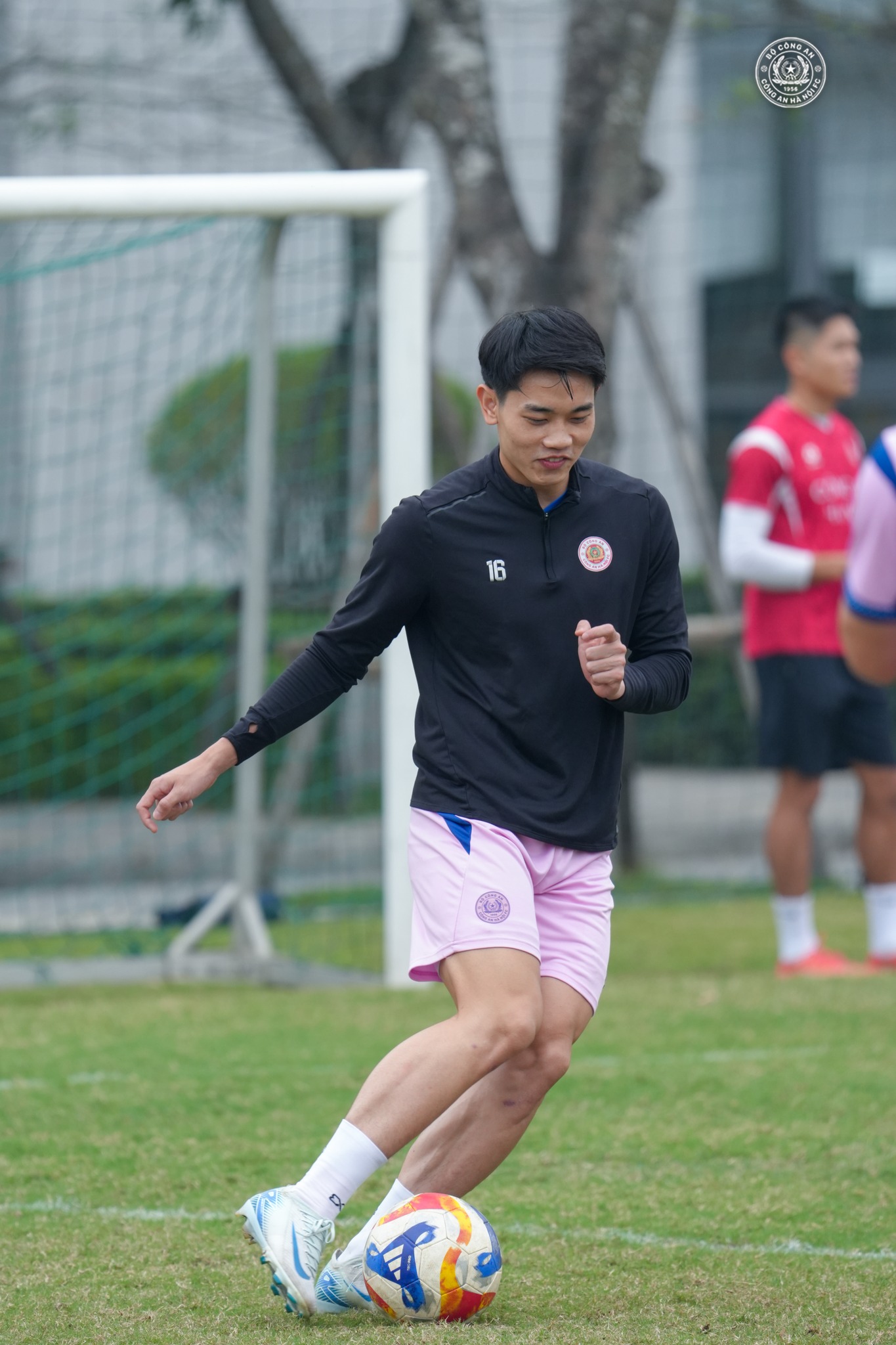 Một khoảnh khắc g&acirc;y ch&uacute; &yacute; của Đ&igrave;nh Bắc v&agrave; Văn Hậu- Ảnh 2.