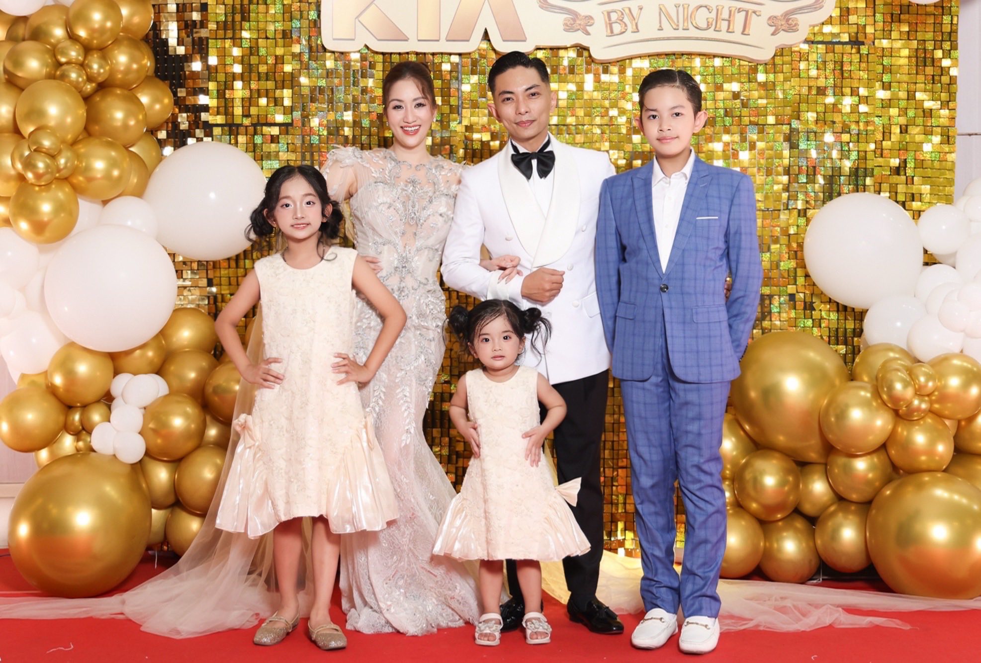 Gia đình Khánh Thi - Phan Hiển gây 