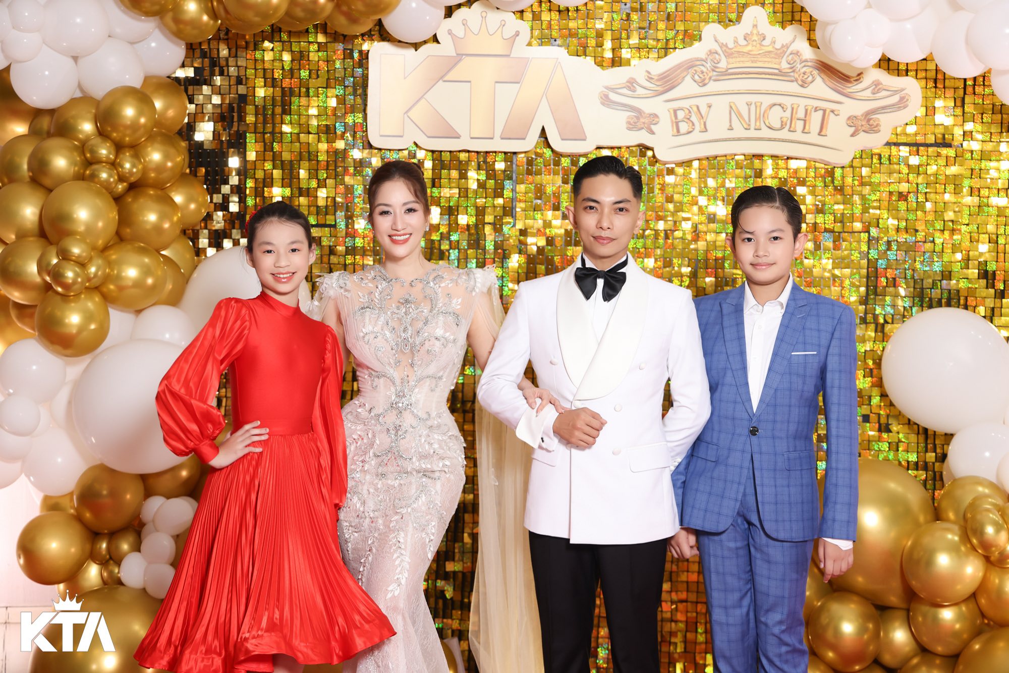 Gia đình Khánh Thi - Phan Hiển gây 