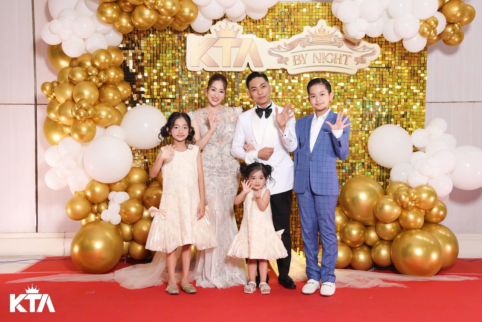 Gia đình Khánh Thi - Phan Hiển gây 