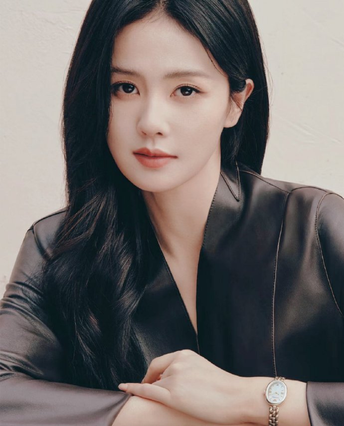 "Đập hộp" qu&agrave; Tết soi đẳng cấp sao Cbiz: Ti&ecirc;u Chiến - Triệu Lệ Dĩnh xa xỉ, Lộc H&agrave;m thế n&agrave;o m&agrave; bị b&agrave;n t&aacute;n- Ảnh 7.