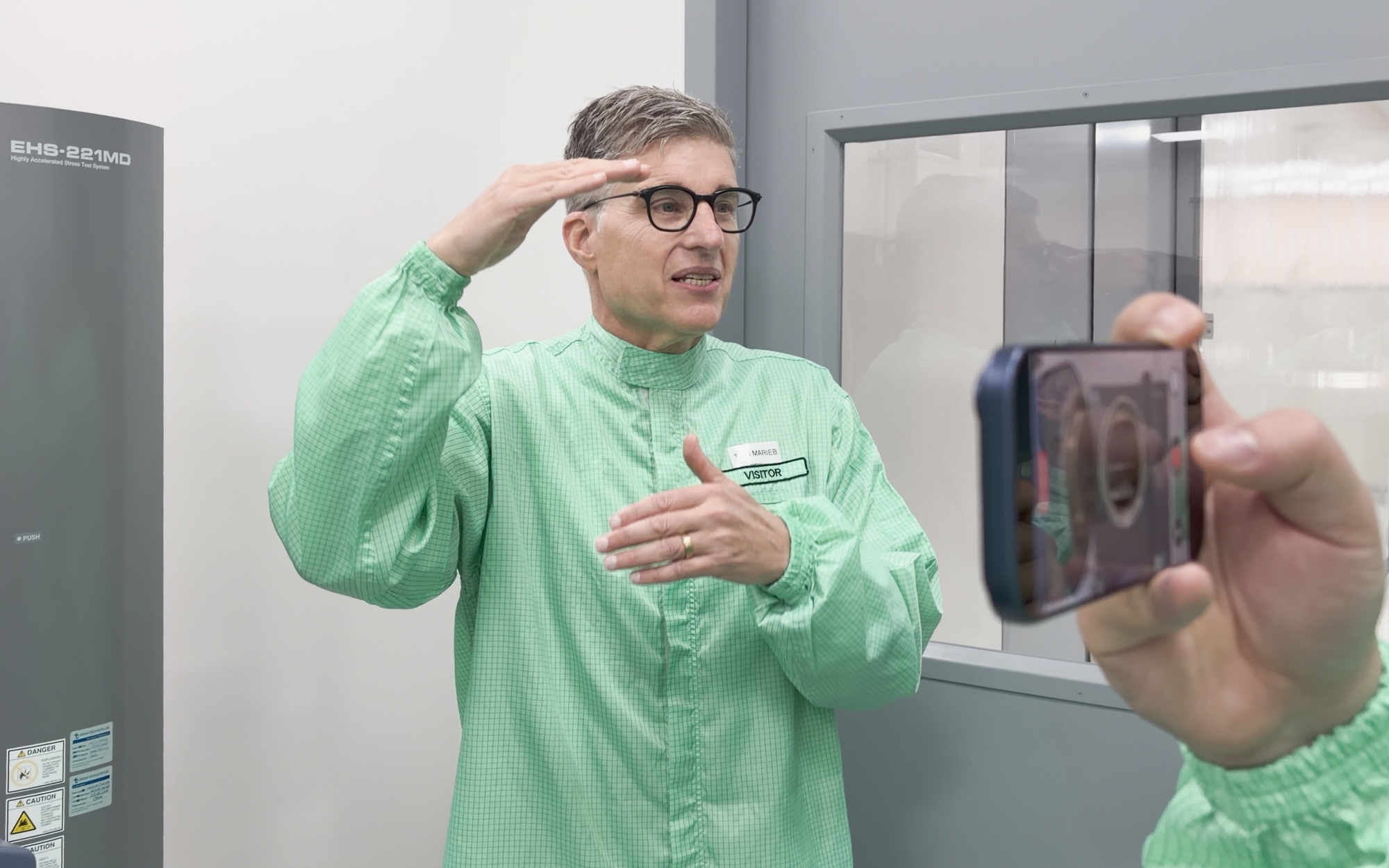 Lần đầu gh&eacute; &ldquo;ph&ograve;ng th&iacute; nghiệm độ bền&rdquo; iPhone tại Singapore: Tận mắt thấy Apple nh&uacute;ng nước s&ocirc;i, quăng quật sản phẩm!- Ảnh 4.