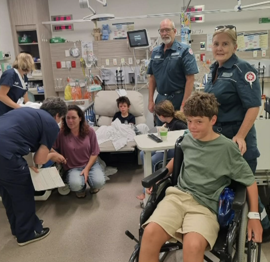 Cả thế giới sửng sốt trước c&acirc;u chuyện cậu b&eacute; 13 tuổi bơi hơn 4km vượt d&ograve;ng &ldquo;nghẹt thở&rdquo; để cứu sống cả gia đ&igrave;nh- Ảnh 4.