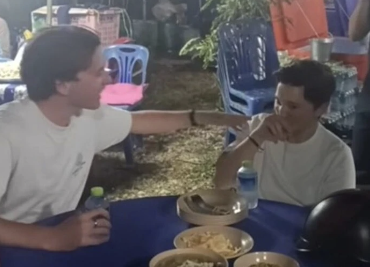 Du kh&aacute;ch nhầm đ&aacute;m tang l&agrave; nh&agrave; h&agrave;ng n&ecirc;n bước v&agrave;o gọi m&oacute;n, được chủ nh&agrave; mời ở lại d&ugrave;ng bữa lu&ocirc;n c&ugrave;ng gia đ&igrave;nh- Ảnh 2.