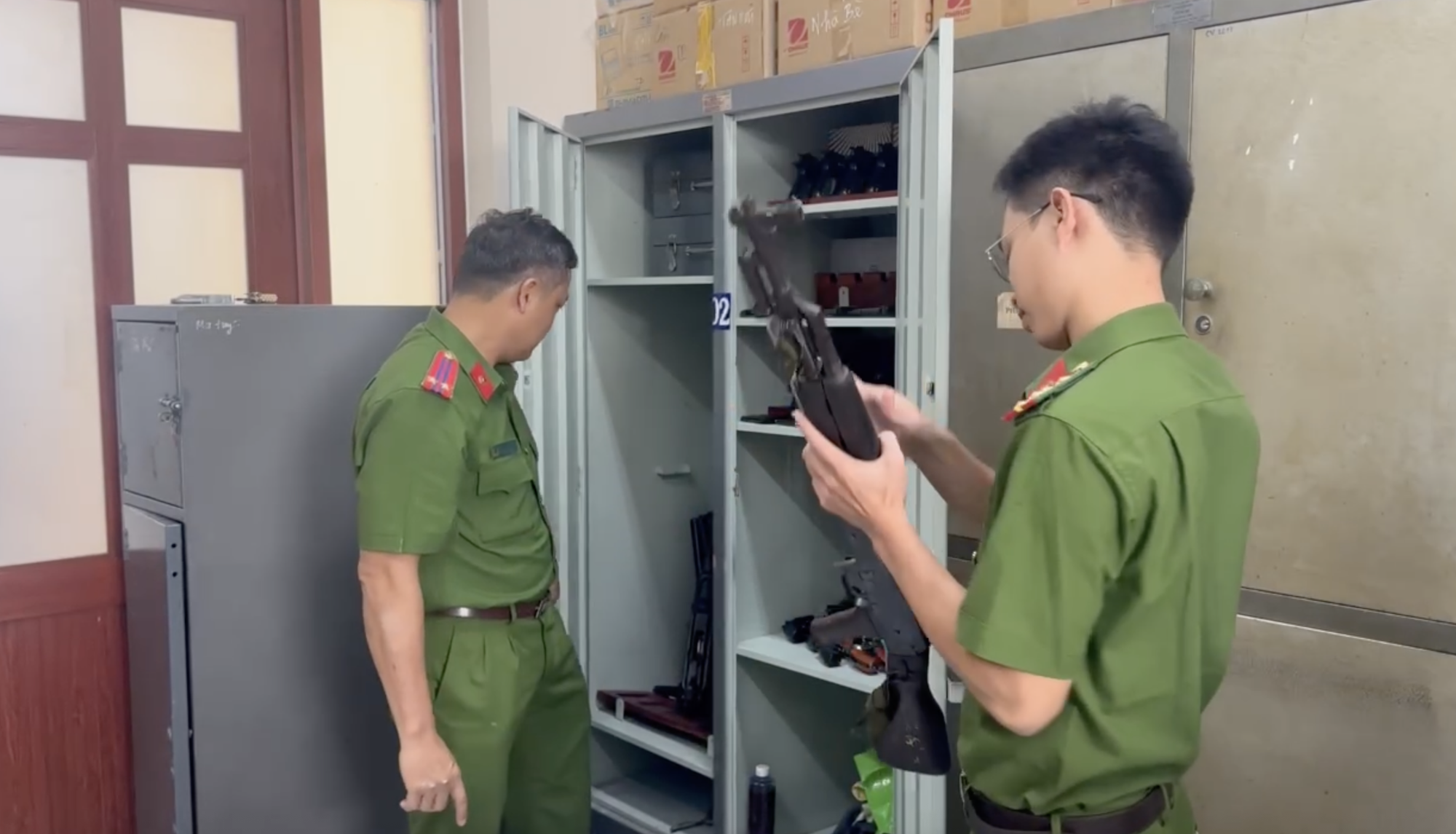 H&igrave;nh ảnh trinh s&aacute;t C&ocirc;ng an TPHCM ập v&agrave;o s&agrave;o huyệt của đầu nậu ma tu&yacute;- Ảnh 8.