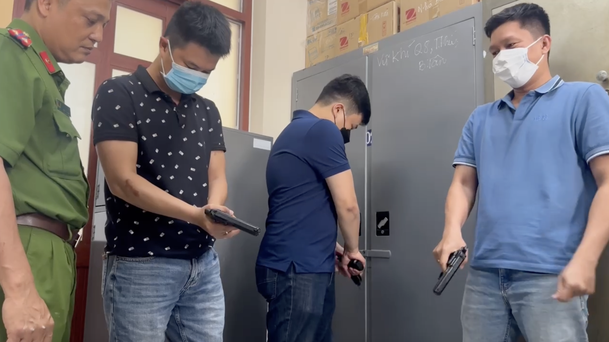 H&igrave;nh ảnh trinh s&aacute;t C&ocirc;ng an TPHCM ập v&agrave;o s&agrave;o huyệt của đầu nậu ma tu&yacute;- Ảnh 9.