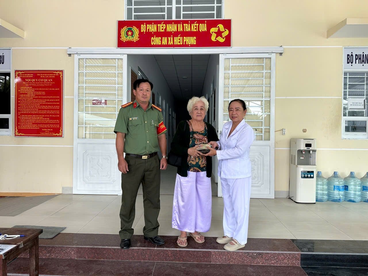 Ph&aacute;t hiện h&agrave;ng loạt c&aacute;c cọc tiền 200K-500K tr&ecirc;n đường đi chợ: C&ocirc;ng an x&atilde; v&agrave;o cuộc- Ảnh 1.