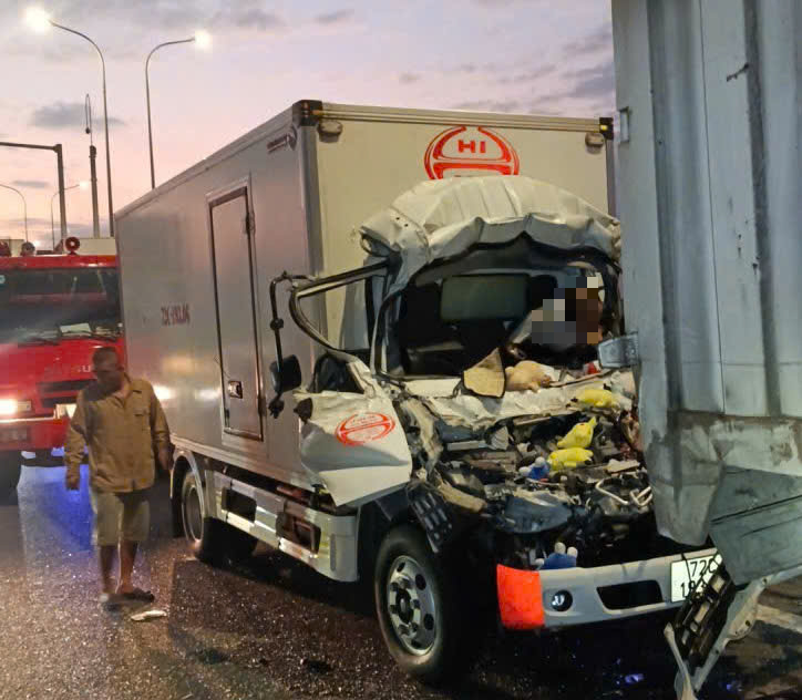 Clip va chạm t&oacute;e lửa tr&ecirc;n cao tốc TPHCM - Long Th&agrave;nh, 1 t&agrave;i xế tử vong- Ảnh 4.