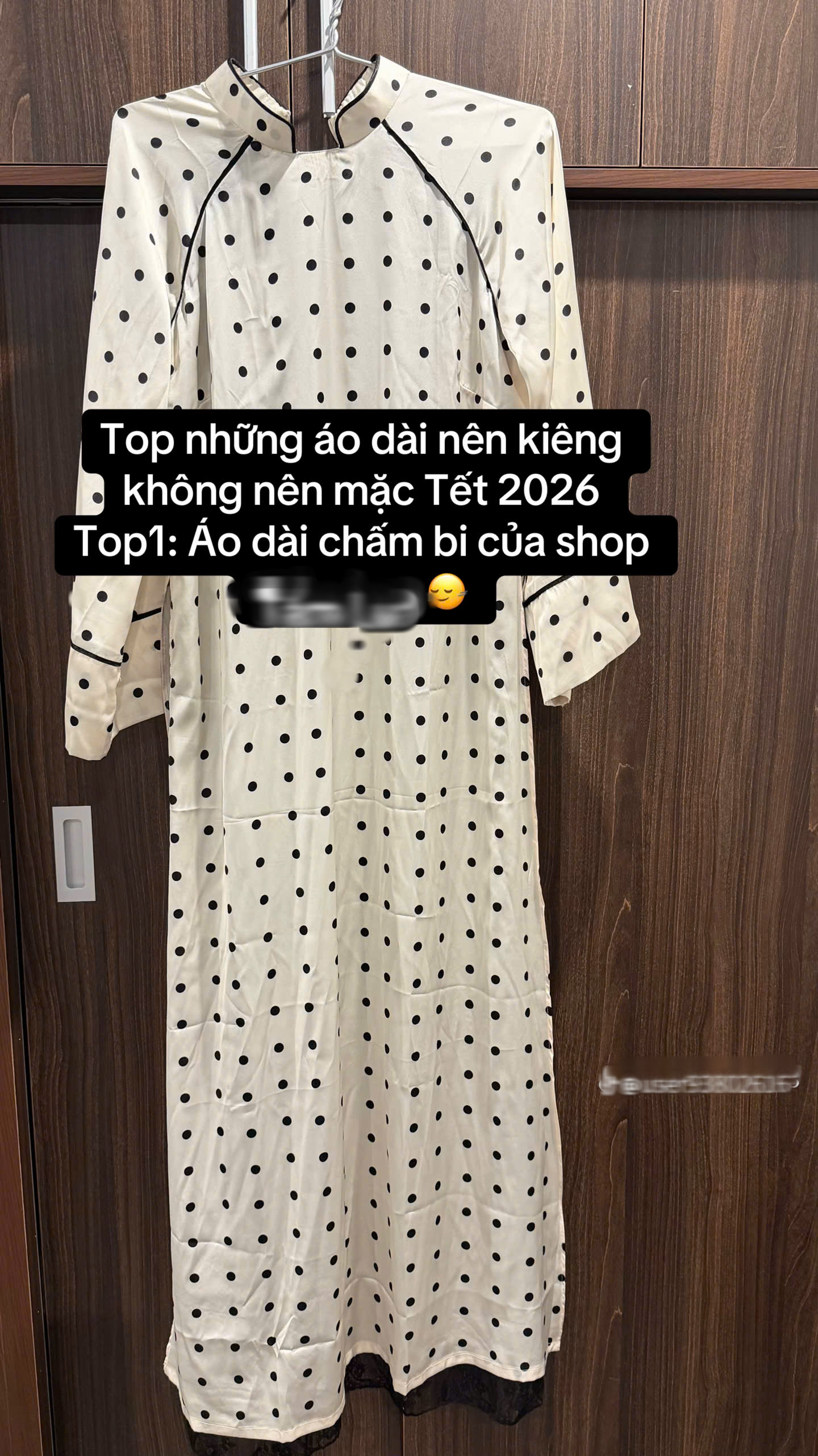 C&ocirc; g&aacute;i kh&oacute;c th&eacute;t v&igrave; mua &aacute;o d&agrave;i 1,2 triệu kh&aacute;c xa ảnh mẫu, tức nhất l&agrave; th&aacute;i độ 