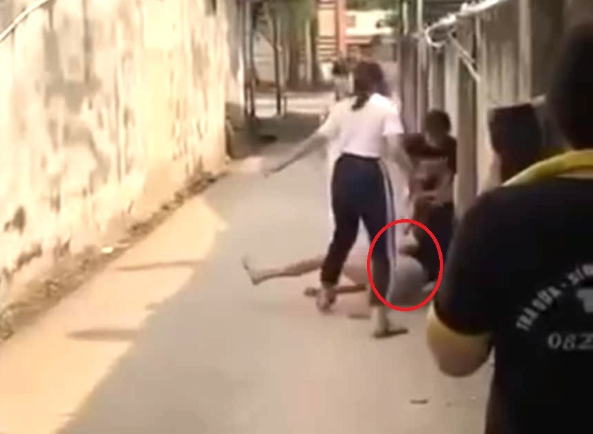 Bé gái bị vây đánh "hội đồng" tàn nhẫn trong hẻm ở TPHCM- Ảnh 2.