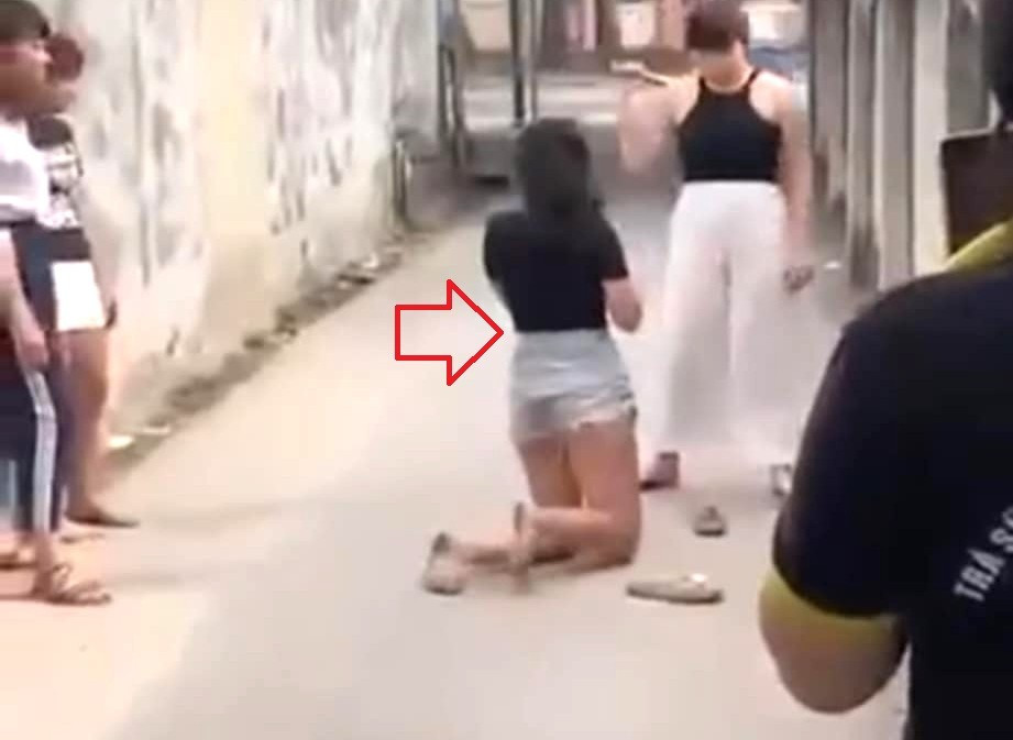 Bé gái bị vây đánh "hội đồng" tàn nhẫn trong hẻm ở TPHCM- Ảnh 1.