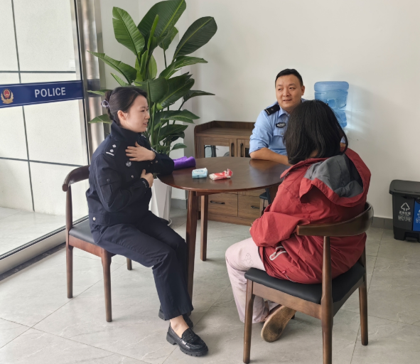 Người phụ nữ r&uacute;t gần 9 tỷ đồng tiền tiết kiệm để l&agrave;m đ&aacute;m cưới cho ch&aacute;u trai, nh&acirc;n vi&ecirc;n ng&acirc;n h&agrave;ng b&iacute; mật b&aacute;o cảnh s&aacute;t: "Ch&aacute;u b&agrave; khẳng định chưa c&oacute; bạn g&aacute;i"- Ảnh 2.